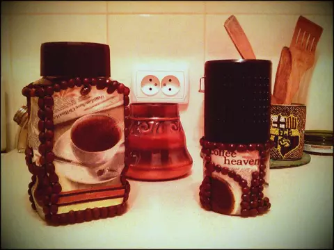 Biji-bijian kopi dan manik-manik di tempat kerja)))