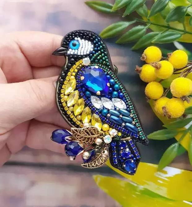 Lilia nke zakbarova mere ya onwe gị na-eme ụdị brooches dị ịtụnanya