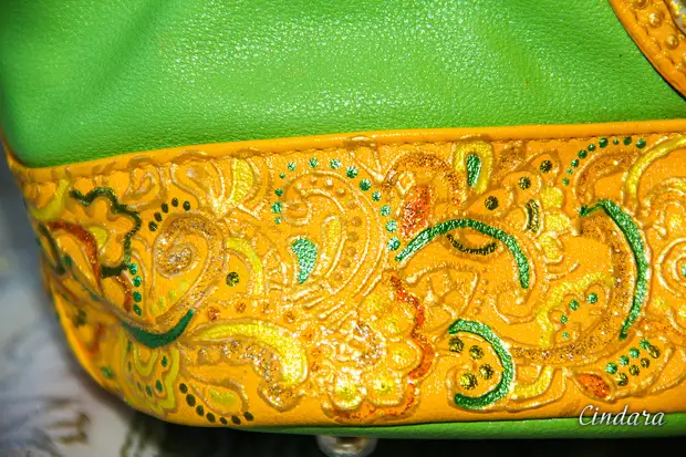 She is still my handbag painted by universal contours.