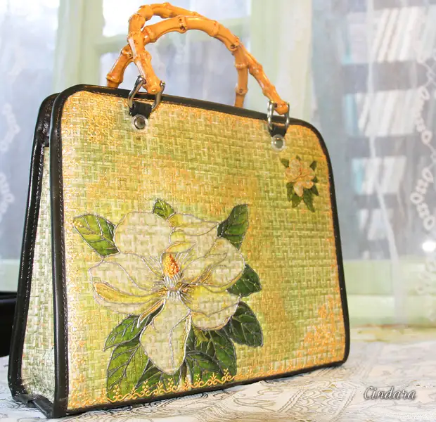 Decoupage e pintando na bolsa.