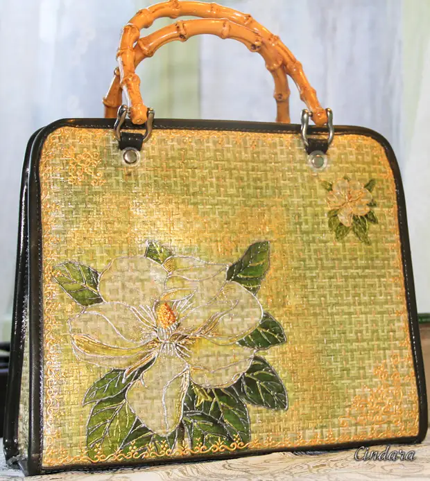 Decoupage dan melukis di tas tangan.