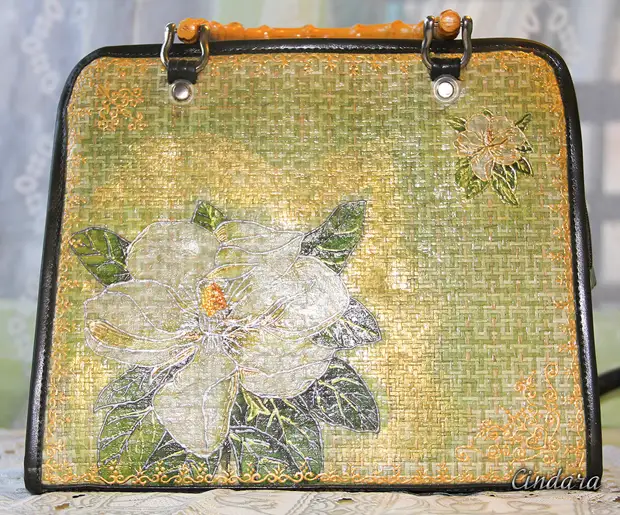 Decoupage e pintura na bolsa.