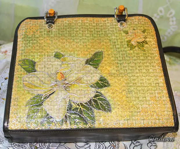 Decoupage en skilderje op 'e handtas.