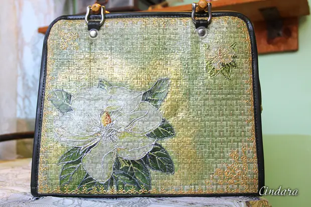 Découpage et peinture sur le sac à main.