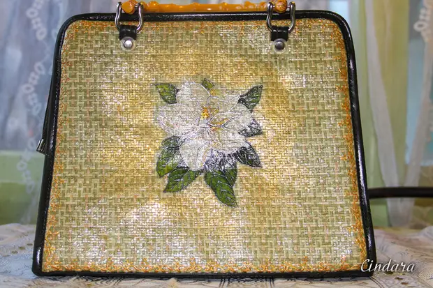 Decoupage en skilderje op 'e handtas.