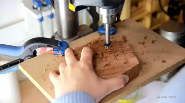 Luce notturna con un motivo a stella con le loro mani