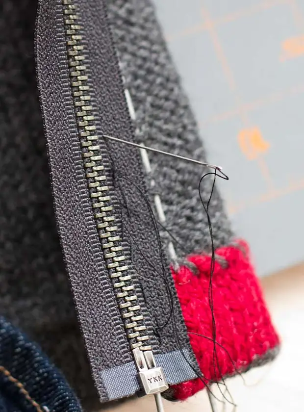 ఒక అల్లిన ఉత్పత్తి లోకి ఒక zipper సూది దారం ఎలా: ఒక సాధారణ మరియు అసలు మార్గం