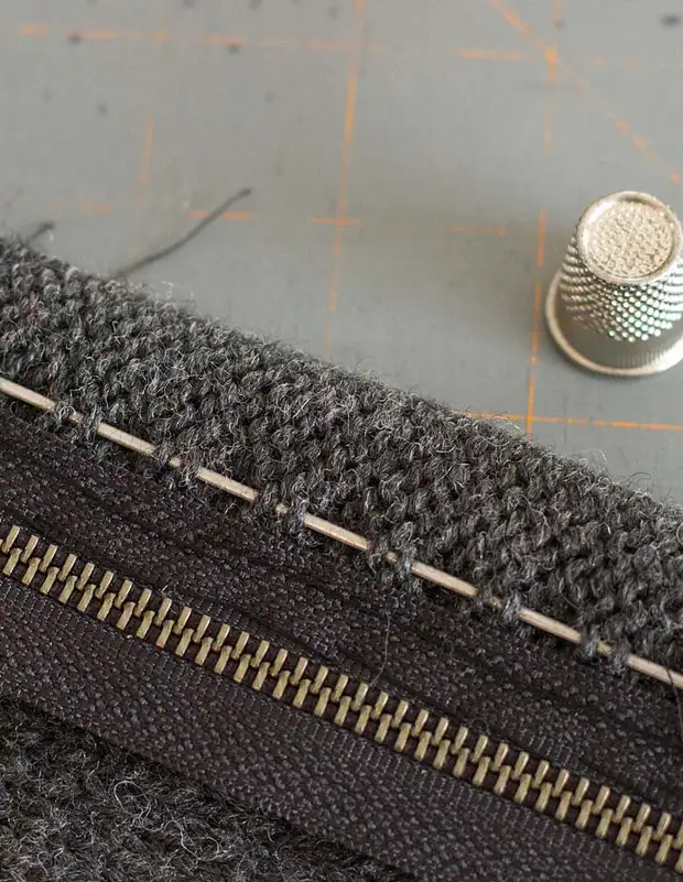 Hoe een ritssluiting in een gebreid product naaien: een eenvoudige en originele manier