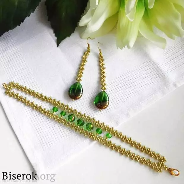 Emeralds সঙ্গে স্বর্ণের কানের দুল সঙ্গে