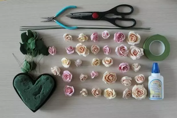 Lrack flowers from polymer clay: make a heart from roses (2/2)