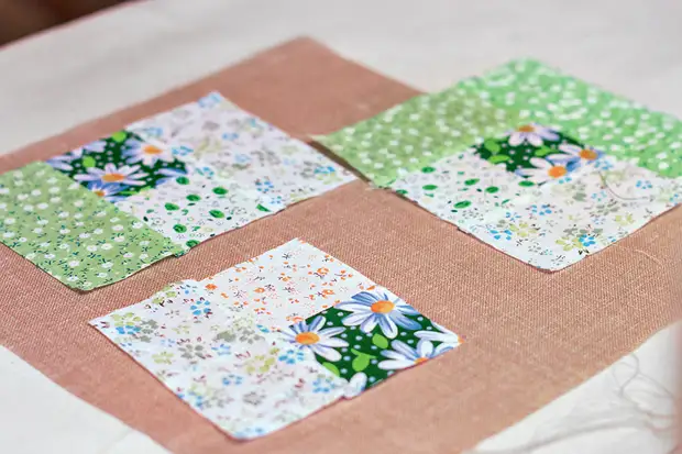 Hogyan varrhat egy takarót a patchwork stílusában