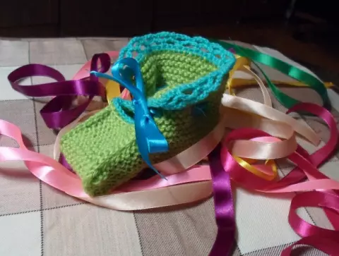 Stricken booties op 'e needles