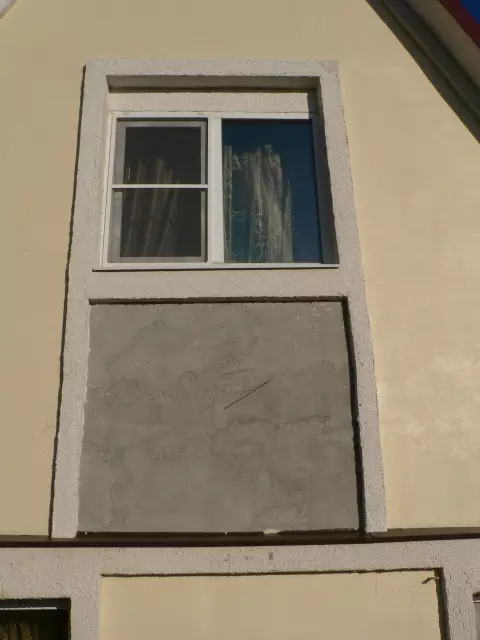 Sunshirt an der Fassade eines Landes Haus