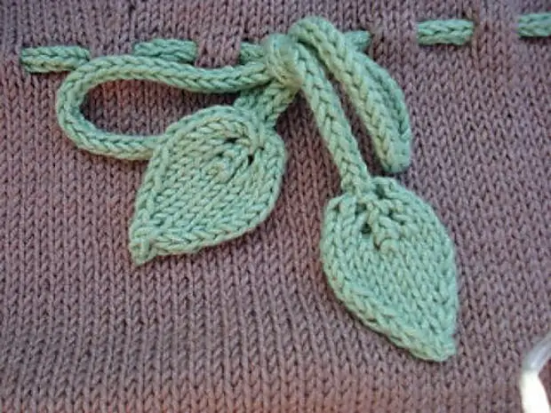 Strickblätter und Blumen mit Schemata