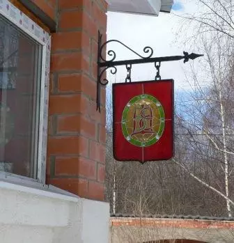 Décoration d'intérieur pour une maison de campagne (monogramme coloré d'armoiries)