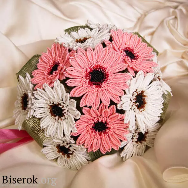 Wedding Bouquet "Gerbera" kukkia helmiä