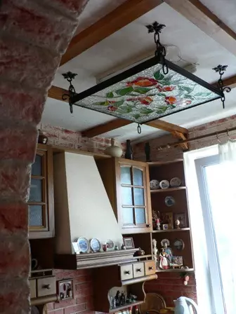 Fer à repasser, lampe forée dans la cuisine