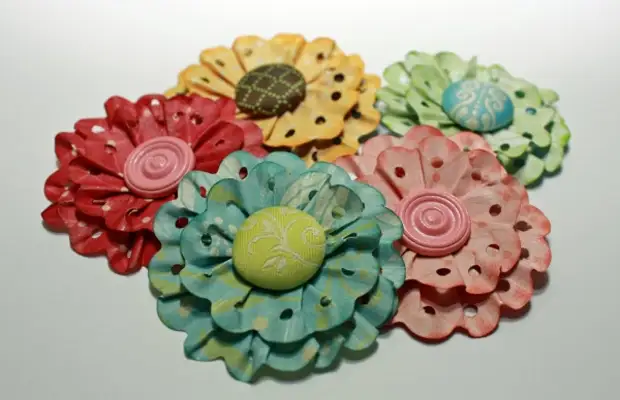 Paper flowers with their own hands using holes for scrapbooking