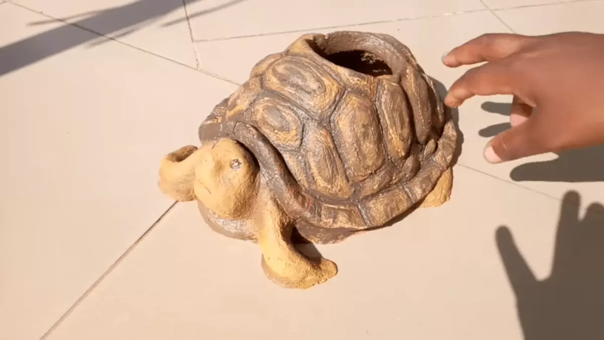 Charmant Turtle: Mini Skulptur mat Duerchduechte Funktionalitéit