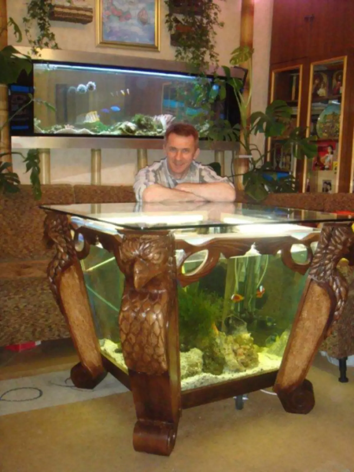 Стол под аквариум из дерева