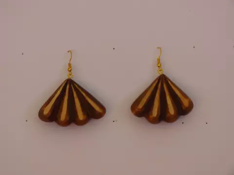 કોતરવામાં હેરપડી અને earrings.