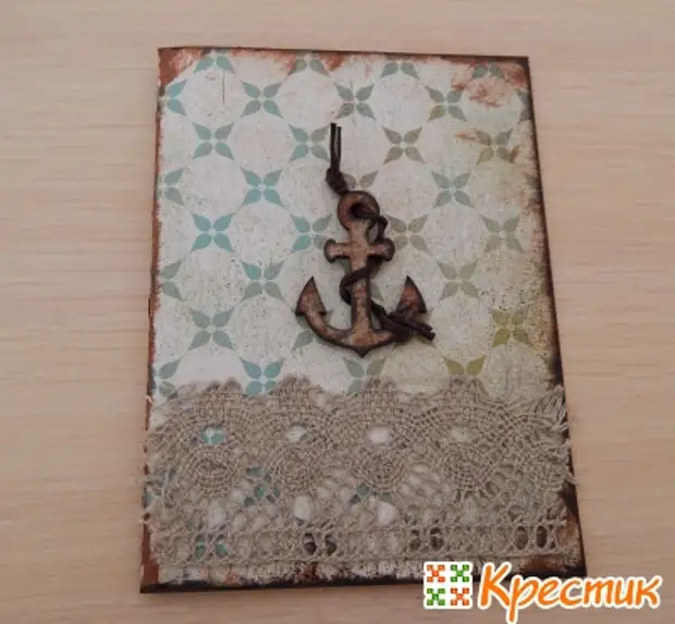 Viro kovrilo sur la pasporto kun viaj propraj manoj en la tekniko de Scrapbooking