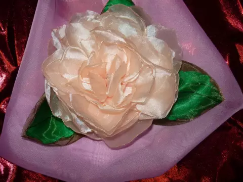 Blomme van organza