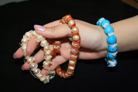 Bracelets út linten, pearels en turquoise