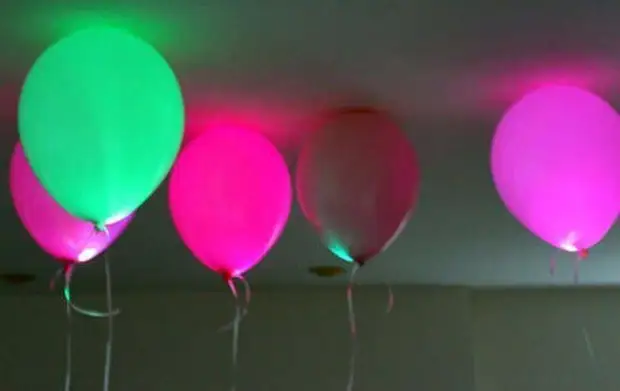 Des boules rougeoyantes sur les LED le font vous-même pour les vacances. Élégant et original