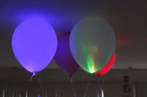 Bola bercahaya pada LED melakukannya sendiri untuk bercuti. Bergaya dan asal