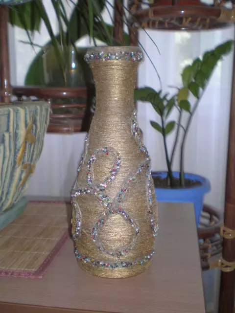 Vases аз шишаҳои шароб.