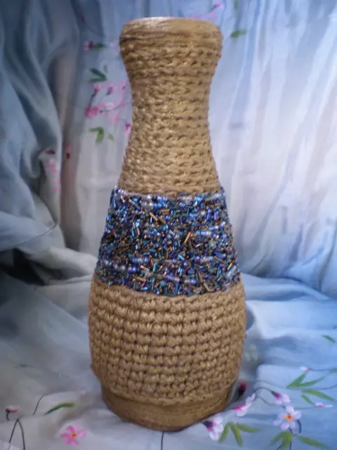 Vases mula sa mga bote ng alak.