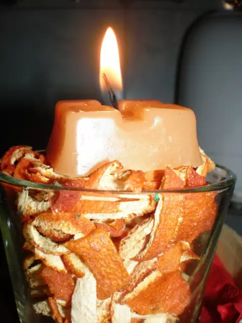 Lilin mini pada tangan bau