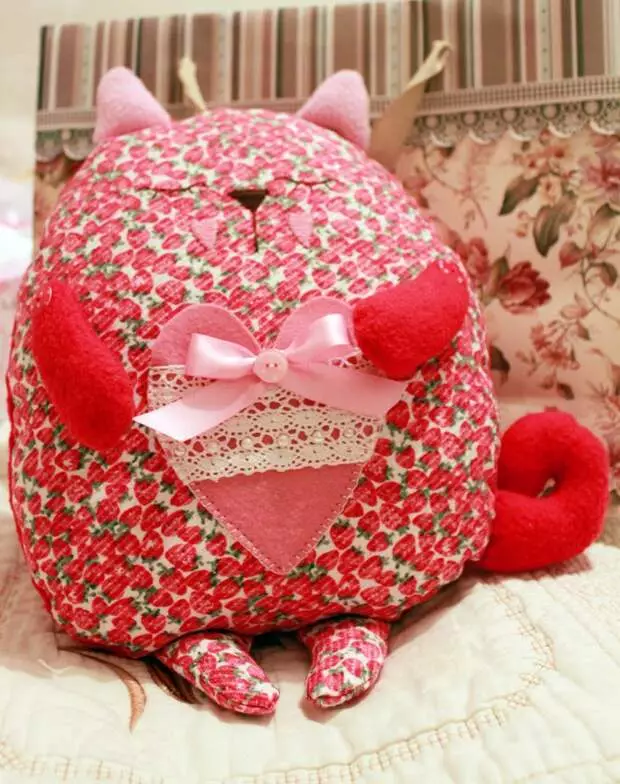 Cushion-Cat di MK dari Natalia Pozatinsky