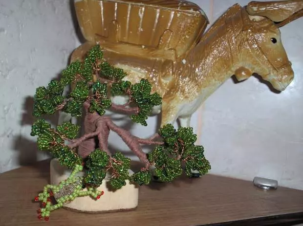 Unha copia en miniatura do bonsai de contas.