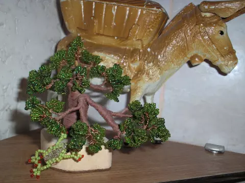 Miniatúra kópie bonsai korálkov.