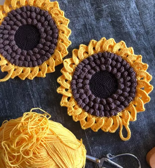 Gihapa nako ang matahum nga mga sunflower nga may crochet. Detalyado nga Master Class