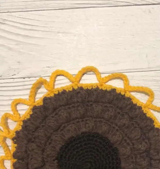 Gihapa nako ang matahum nga mga sunflower nga may crochet. Detalyado nga Master Class