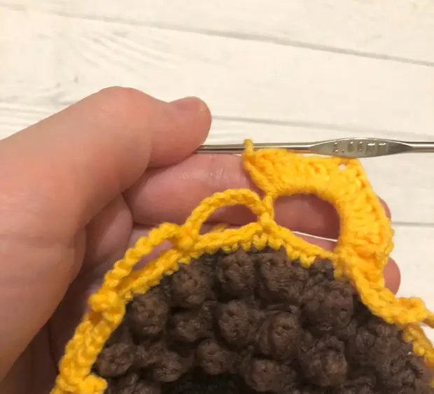 Saya merajut bunga matahari yang sangat indah dengan crochet. Kelas master terperinci.