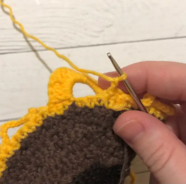 Saya merajut bunga matahari yang sangat indah dengan crochet. Kelas master terperinci.