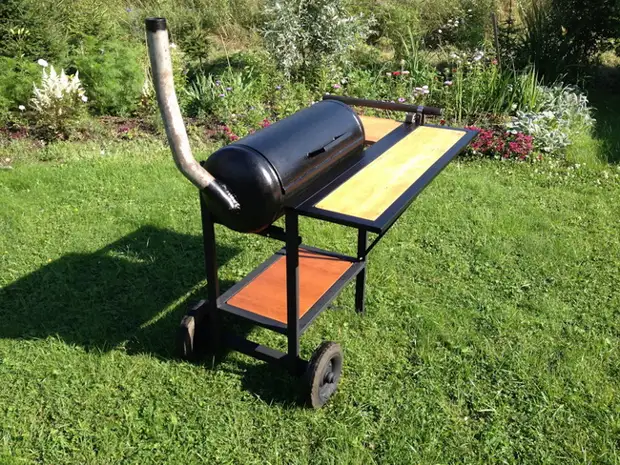 Barbecue shtëpi Barbecue nga balloni i gazit në vend