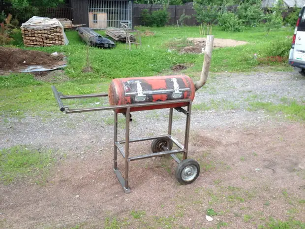 Zelfgemaakte barbecue van barbecue van de gasballon naar het land