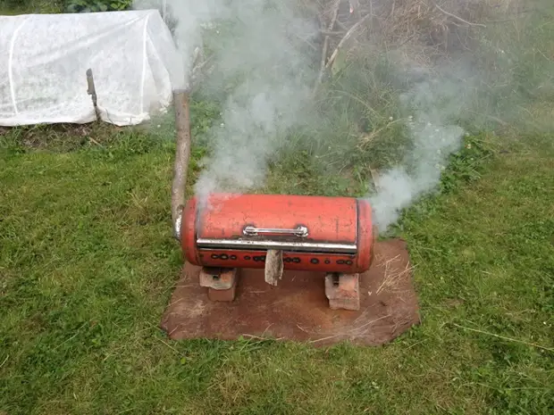 Hemlagad grillgrill från gasballonen till landet