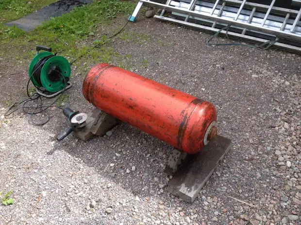 Zelfgemaakte barbecue van barbecue van de gasballon naar het land