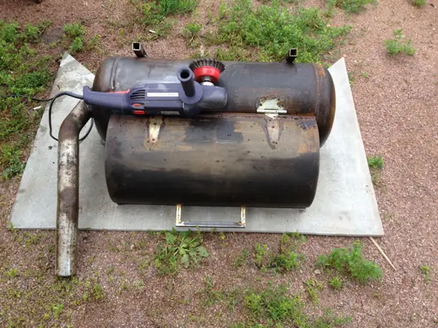 Zelfgemaakte barbecue van barbecue van de gasballon naar het land