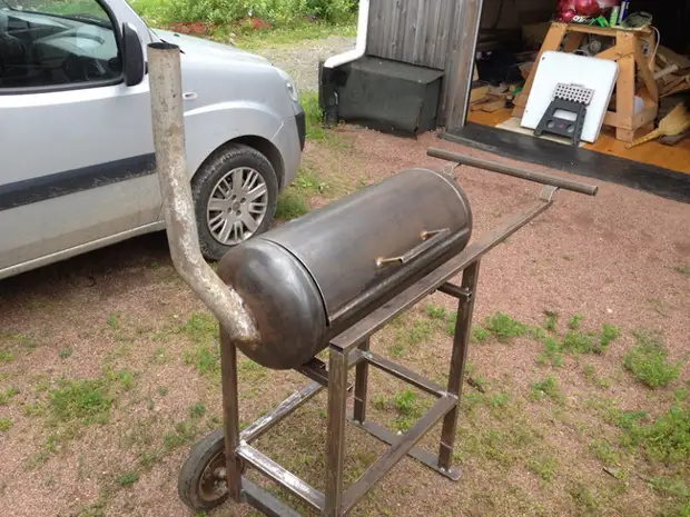 Tuisgemaakte barbecue Barbecue van die gasballon na die land