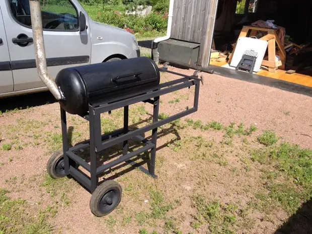 Barbecue shtëpi Barbecue nga balloni i gazit në vend