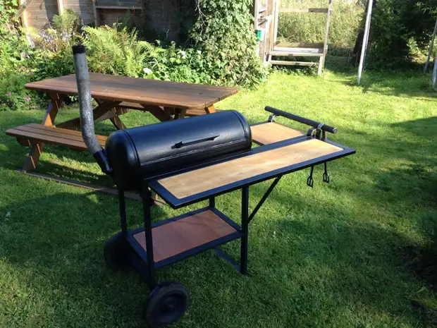 Barbecue shtëpi Barbecue nga balloni i gazit në vend