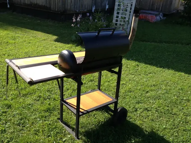 Barbecue shtëpi Barbecue nga balloni i gazit në vend