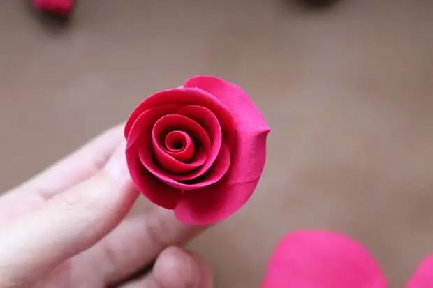 Modelagem de argila de polímero: incrível coração de rosas (1/2)